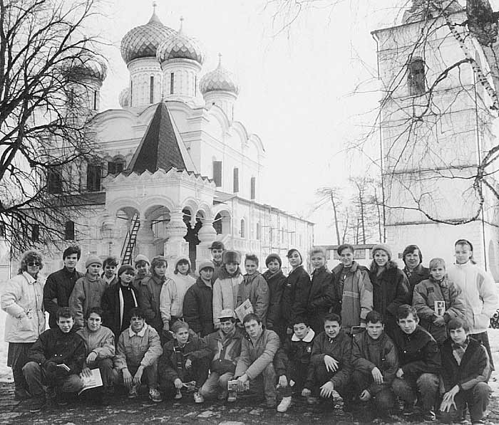 Толпа у монастыря